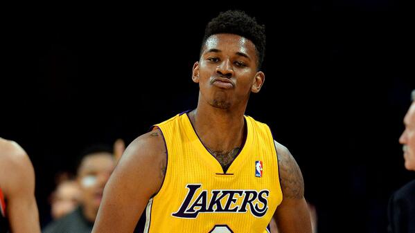 阿森纳新赛季第二客场球衣发布：灵感来自海布里球场（阿森纳发布新赛季二客球衣：灵感源自海布里球场）