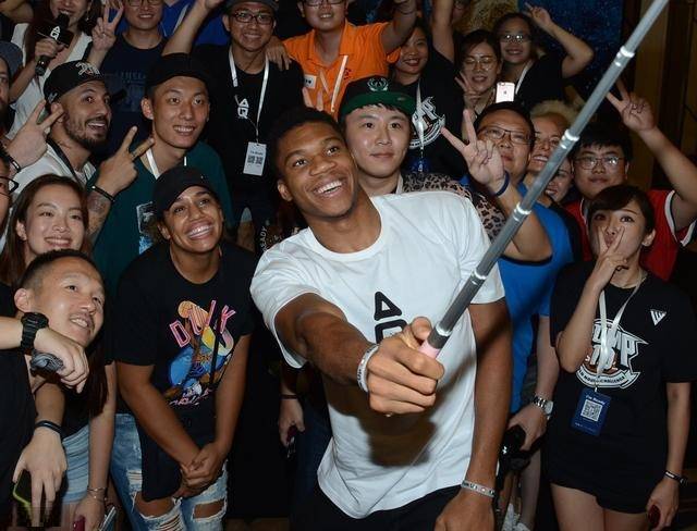 英媒：一名苏格兰球员膝盖受伤等待救护车近10小时，政府道歉（英媒：苏格兰一球员膝伤等待救护车近10小时，政府致歉）