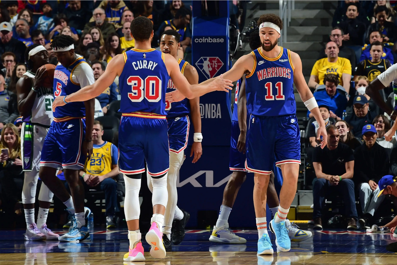 长春亚泰队启程出征青岛时，球迷用歌声为将士们送行（长春亚泰启程赴青岛，球迷以歌相送）