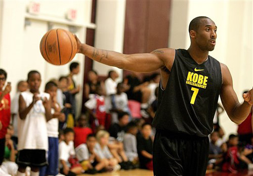 里程碑！东契奇职业生涯常规赛总篮板突破4000大关（东契奇达成里程碑：生涯常规赛篮板突破4000）