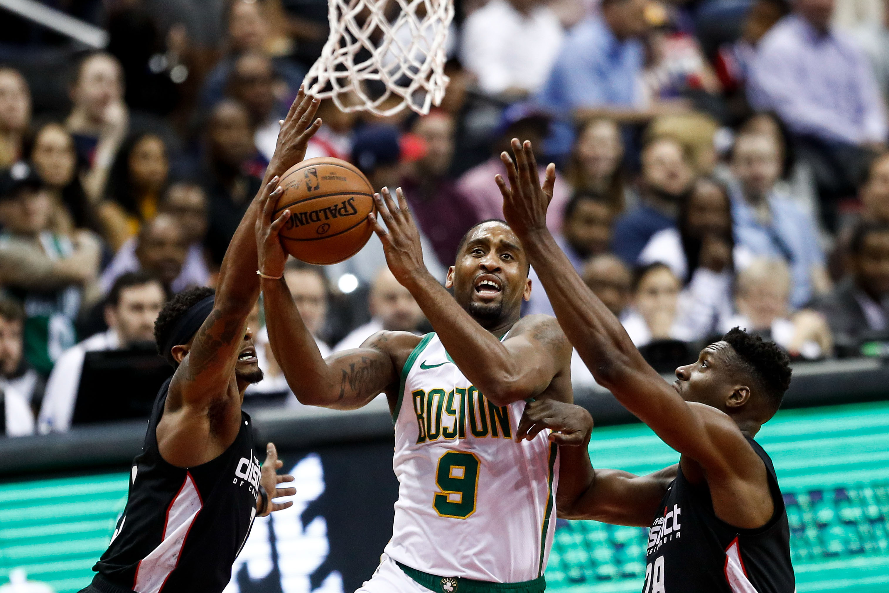 欧洲足球疯狂夜：拜仁造惨案，曼城大胜切尔西爆冷（欧洲足坛疯狂夜：拜仁酿惨案，曼城大捷，切尔西爆冷）