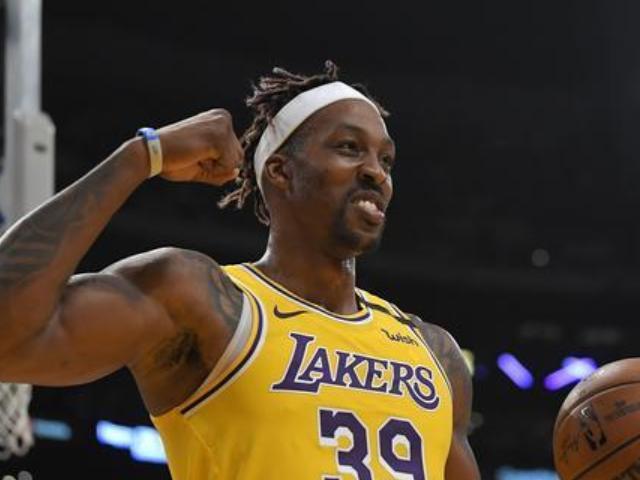 篮球湖人客场取胜，球迷直呼不容易（湖人客场告捷，球迷感叹来之不易）