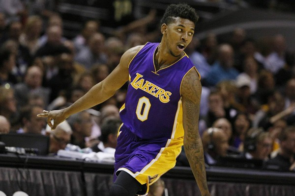 亨利：皇马半年就想换掉阿隆索太荒诞了，在那只会执教还不够（亨利：皇马仅半年就要换阿隆索太离谱，那里光会执教远远不够）