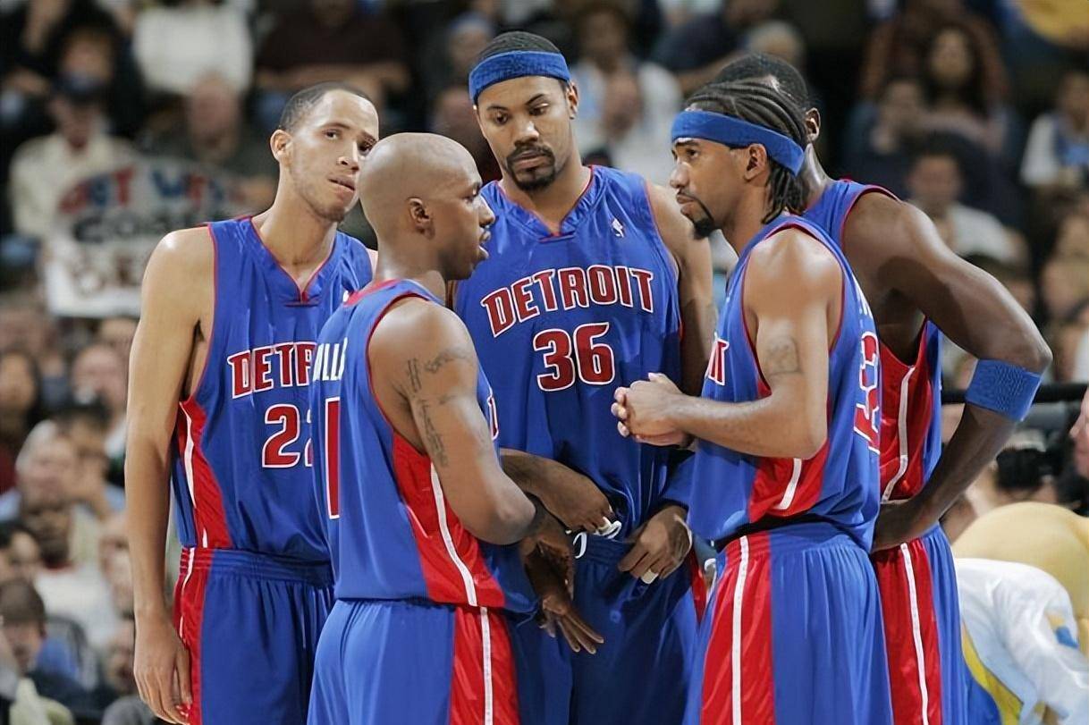 亚泰为客场全勤球迷颁发纪念证书，谭龙、徐浩峰等人参与颁奖（谭龙、徐浩峰等为亚泰客场全勤球迷颁发纪念证书）