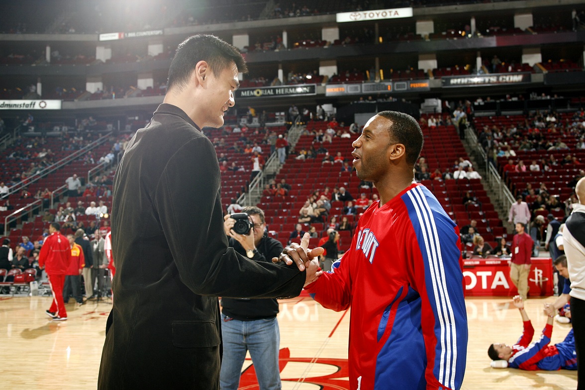 记者：赫伊森等5名后卫缺席皇马训练，阿森西奥遭遇病毒感染（据记者报道，皇马训练赫伊森等5名后卫缺席，阿森西奥感染病毒）